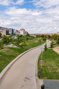 Madrid, İspanya. 8 Eylül 2025. Madrid 'deki Legazpi metro istasyonuna giriş. 6. hat tadilatı bittikten sonra asansörleri ve dışarıdaki insanları gösteriyor..