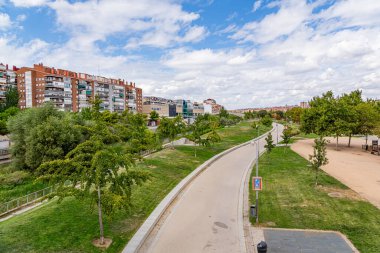 Madrid, İspanya. 8 Eylül 2025. Madrid 'deki Legazpi metro istasyonuna giriş. 6. hat tadilatı bittikten sonra asansörleri ve dışarıdaki insanları gösteriyor..