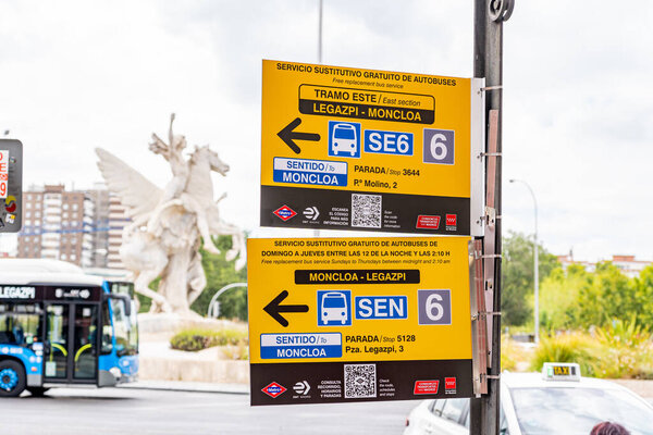 Мадрид, Испания. 8 сентября 2025 года. Вывески возле площади Легаспи в Мадриде указывают на специальные автобусные маршруты и альтернативы для пассажиров во время капитального ремонта линии метро 6.
