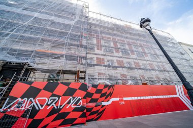 Madrid, İspanya. 19 Eylül 2025. Madrid 'deki Real Casa de Correos ve Sol Metro girişinde IFEMA yakınlarındaki yeni Formula 1 Madring pistinin tanıtımını yapan pankartların ve ışıklandırılmış panellerin editoryal görüntüsü.