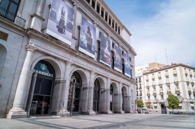 Madrid, İspanya. 19 Eylül 2025. Madrid Tiyatrosu 'nun arka cephesinde, güneşli bir günde, Plaza de Isabel II' de Kraliçe II. Isabel heykeliyle çekilmiş bir editör fotoğrafı..