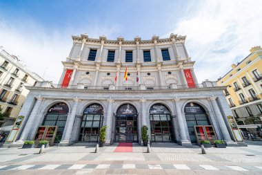 Madrid, İspanya. 19 Eylül 2025. Madrid 'deki Oriente Bahçeleri ve Kraliyet Sarayı' na bakan Teatro Real Opera Binası 'nın ön görüntüsü açık, güneşli bir günde mavi gökyüzü....