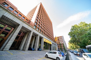 Madrid, İspanya. 19 Eylül 2025. İspanya 'nın Madrid kentinde, Sosyal Haklar Bakanlığı, Tüketici İşleri ve Gündem 2030' un editör fotoğrafı, mimari ve kentsel ortamı ön plana çıkarıyor..