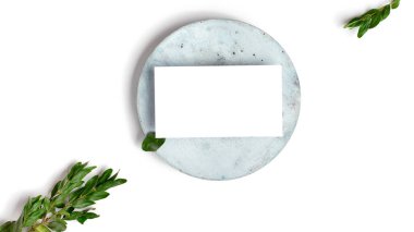 Gerçek fotoğraf, kartvizit modelleme şablonu, beyaz arka planda izole edilmiş, mavi beton ve çiçekli elementler dizaynınızı yerleştirmek için.