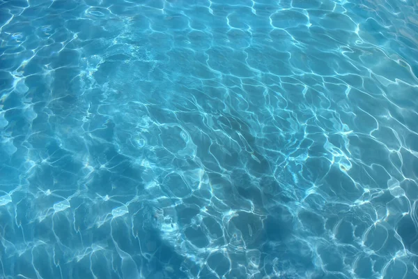 Piscina Del Hotel Con Reflejos Soleados Concepto Vacaciones Verano Mar — Foto de Stock