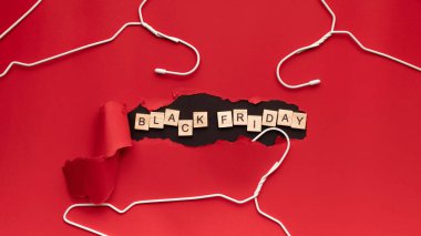 Yaratıcı moda konsepti. Kırmızı ve siyah zemin üzerinde üç beyaz askılık düz bir görünüm yatıyordu. İndirimli Mağaza Konsepti, Tasarım Boş Askı. Boşluğu kopyala