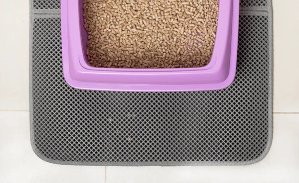 Tuvalet için kedi tepsisi. Su geçirmez paspasın üzerinde ahşap ekolojik dolgu maddesi var. Döşemeli tuvalet. Hiç kimse. Mat kedilerden sonra çöp emiyor.