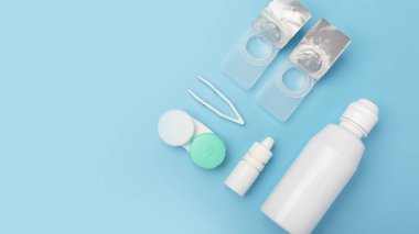 Kontakt lensler ayarlandı. Şişede tuz, cımbız, göz damlası, solüsyonlu plastik kutu ve fotokopi alanı var. Yaşam biçimi.