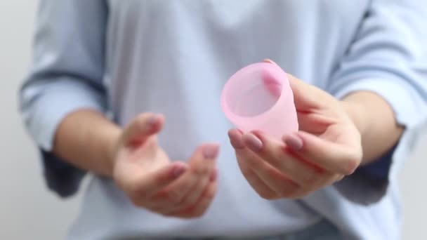 Hur Använder Menstruationskoppen Kvinna Visar Hur Man Kollapsar Menstruation Eko — Stockvideo