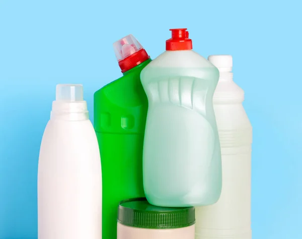 Botol Produk Pembersih Untuk Rumah Dengan Latar Belakang Biru Membersihkan — Stok Foto
