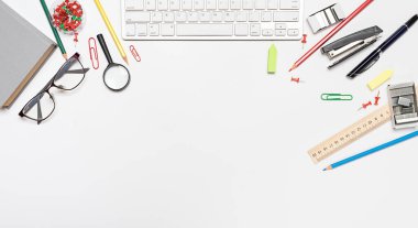 Okul kırtasiyesi, öğrenci malzemeleri ve fotokopi alanı. İş kırtasiye kalemleri, cetvel, zımba, klavye, gözlük, ataç ve düğmeler..