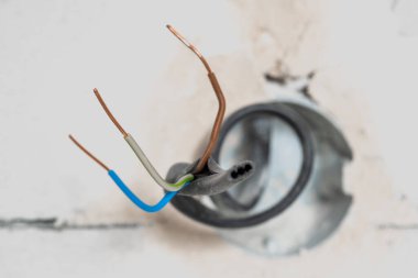 Priz kurma hazırlıkları, kablolar, kablolar, elektrik prizleri. Duvardaki elektrik kabloları. Kablo değiştirme. Profesyonel kurulum prizi, kablolar. Yalıtım