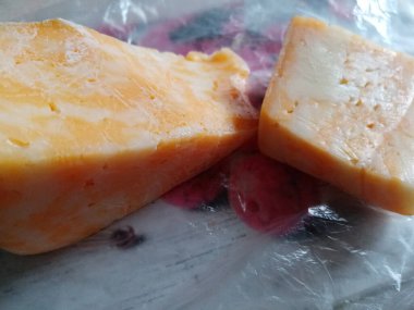 mis kokulu ve lezzetli peynir parçaları.