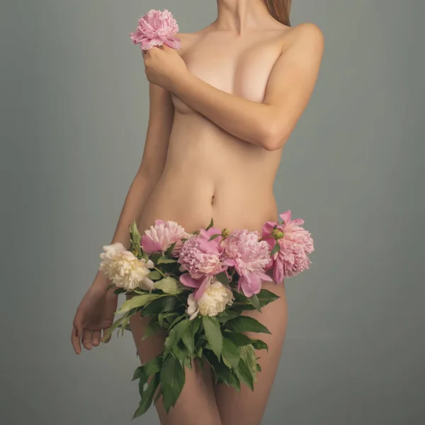 花を持つ少女 セクシーなランジェリー セクシーなコンセプトのファッション 腰にピンクの花びらを持つ美しい女性 花のようなビキニの領域 裸体美術 完璧なボディー ライン 裸の若い女性の持ち株の花 — ストック写真