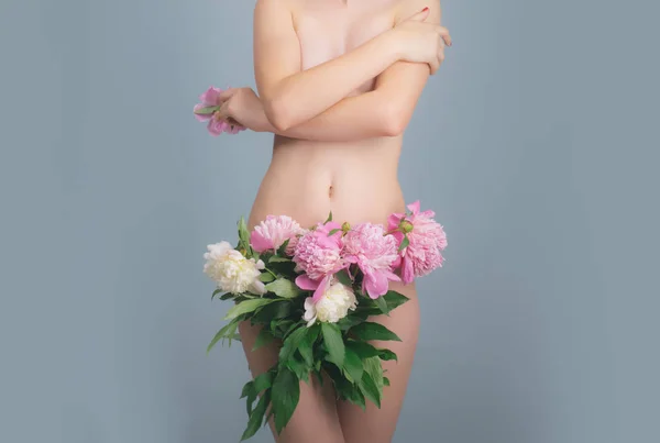 女性の身体 花を持つ美しい少女 婦人科 女性の健康 若さと鮮度 女性病気 乳房と膣 平らな胃を持つ細い女の子 — ストック写真