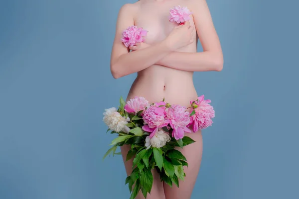 サイクル 女性の周期 女性期間 ピンクの花を持つ若い女性 きれいな肌 ボディケア スパとリラクゼーション 女性のテーマは 女の子の健康 美しい理想的な体とセクシーな女の子 — ストック写真