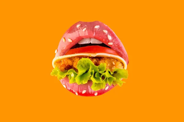 Matig Smörgås Kvinnliga Mun Tomat Sallad Stekt Kyckling Ost Mellan — Stockfoto