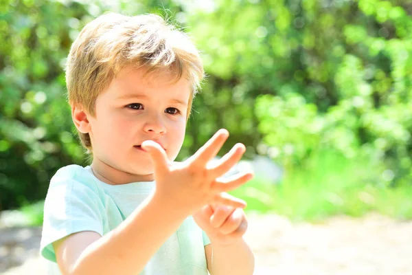 Los Niños Inteligentes Cuentan Los Dedos Chico Tendrá Cinco Años —  Fotos de Stock