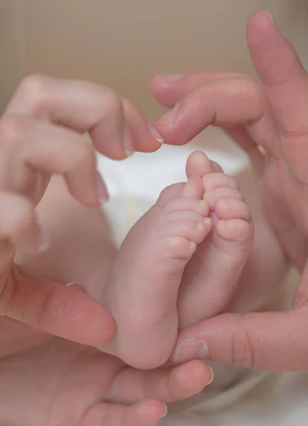 Amour Nouveau Jolies Jambes Bébé Dans Les Mains Des Parents — Photo