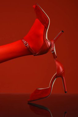 Ayakkabı kavramı. İnce bacaklı güzel Rong ayakkabıları. Yüksek topuklu ayakkabı. Moda kırmızı ayakkabılar. Seksi topuk. Bayan aksesuarlar. Kadın ve yüksek topuk güzel bacaklar