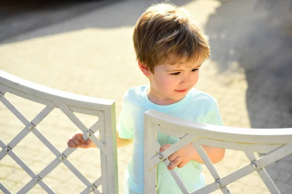 Sicurezza Dei Bambini Ritratto Bambino Carino Vicino Alla Recinzione Bianca — Foto Stock