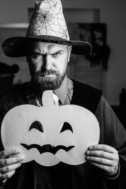 Cadılar Bayramı Balkabağı kafa jack fener. Tatil kavramı. Jack o fener. Bir büyücünün şapkalı bir kabak ile sakallı bir adam. Korkunç bir sakallı adam. Cadılar Bayramı dekorasyon ve korkutucu kavramı.