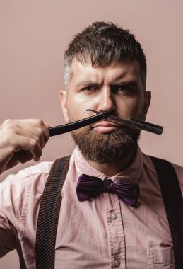 Bıyık. Berber dükkanı araçları. Komuta sizde ziyaret kuaför berber dükkanı olarak. Kuaför - tıraş ve kırpar. Bıyık balmumu. Şık kuaför dükkanı istemci sakallı. Berber, büyük saat.