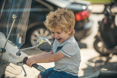 Bisikletle seyahat. Çok mutlu çocuk yolda, iyi bir sürücü. Yaz tatil, seyahat ve Turizm. Motosiklet çocuklar için. Ayna, portre ve mutluluk içinde yansıma