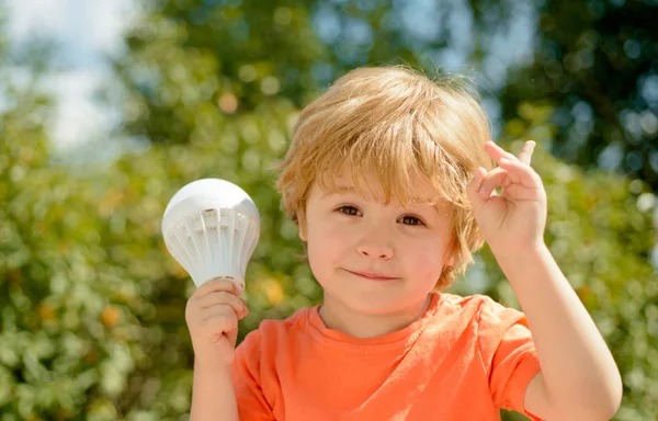 Nueva Idea Descubrimiento Pequeño Inteligente Concepto Infantil Niño Con Bombilla — Foto de Stock