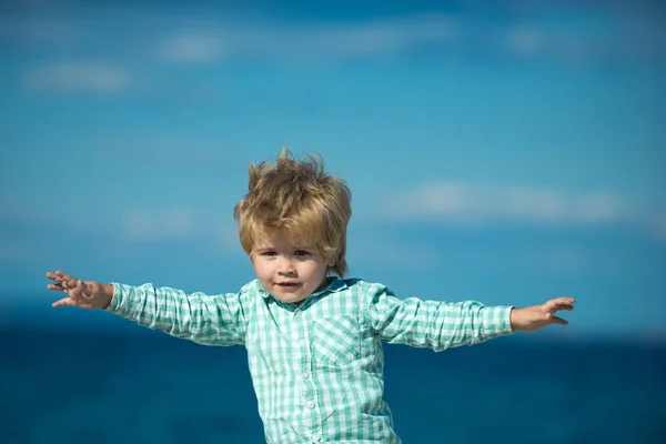 Pilota Aeroplani Bambini Bambino Volo Mare Azzurro Sfondo Cielo Bambino — Foto Stock