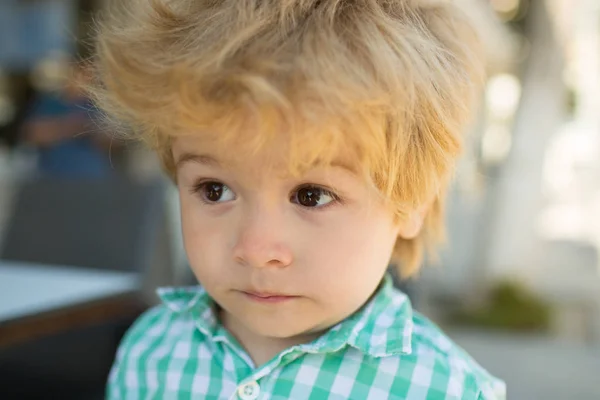 Retrato Olhos Criança Cara Menino Perto Com Grandes Olhos Surpresa — Fotografia de Stock