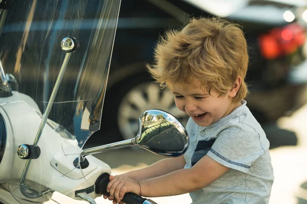 Niños Emociones Niño Pequeño Juega Con Motocicleta Blanca Sienta Ella — Foto de Stock