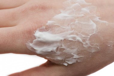 Genç kadın el kremi. Güzellik kadın portre vücut kremi, uygulama. Yakmak, alerji, tıbbi cilt bakımı