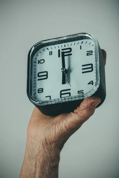 Vintage ρολόγια στα χέρια τους ηλικιωμένους. Παλιό ρολόι συναγερμών. Κατάστημα με αντίκες. Περασμένου αιώνα. Συντηρητισμός. Παλιά περιττά πράγματα. Ώρες και λεπτά της ζωής — Φωτογραφία Αρχείου