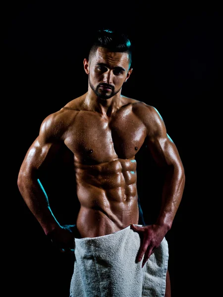 淋浴后性感的男人 最好的情人男护航 性感的赤裸躯干 六包腹肌 关闭完美的腹肌 强大的健美运动员与六包 — 图库照片