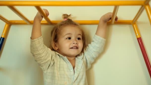 Criança Bonito Jogado Parque Infantil Casa Criança Com Cauda Cabelo — Vídeo de Stock