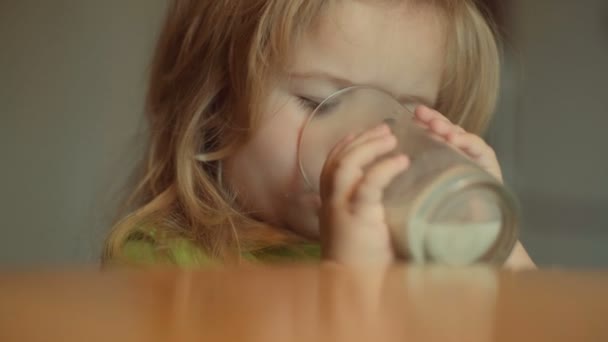 Klein Kind Drink Een Glas Melk Leuke Jongen Eten Van — Stockvideo