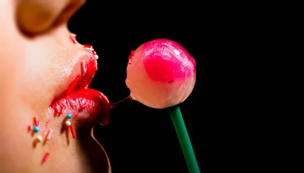 Tjej Äter Lollipop Söt Smak Och Socker Godis Och Kvinna — Stockfoto