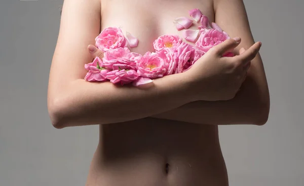 Vrouwelijke Borst Delicate Roze Bloemen Erotisch Ondergoed Zorg Van Borst — Stockfoto