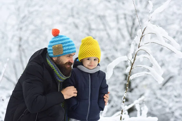 Οικογενειακή Διασκέδαση Χειμώνα Πατέρας Και Γιος Παίζει Στο Πάρκο Στο — Φωτογραφία Αρχείου
