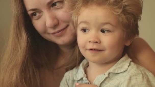 Μαμά Και Χαριτωμένο Μωρό Βλέποντας Κινούμενα Σχέδια Μητέρα Φιλί Αγόρι — Αρχείο Βίντεο
