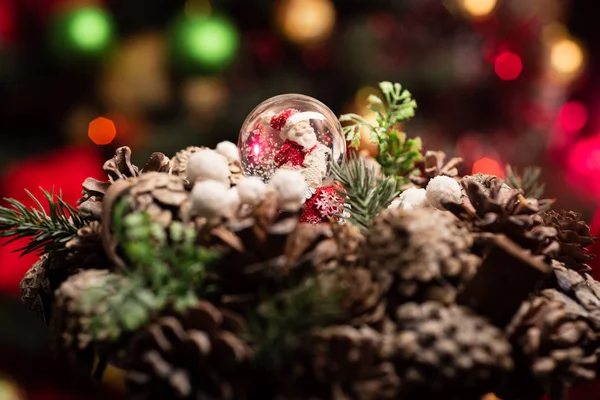 Karácsonyi Háttér Mikulás Egy Labdát Karácsonyfa Dekorációk Karácsony Estéjén Homályos — Stock Fotó