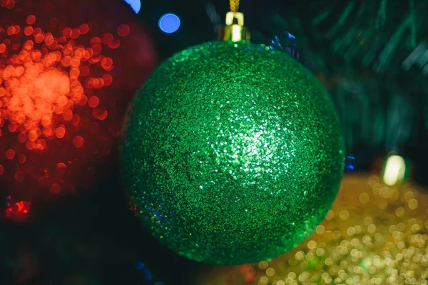 Karácsonyi Labdák Díszített Karácsonyfa Háttér Szilveszter Hangulat Piros Zöld Sárga — Stock Fotó
