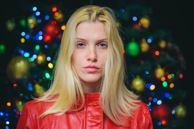 Bokeh renkli arka plan üzerinde kırmızı kız. Santa kadın. Güzel sarışın mavi gözlü. Seksi bir görünüm erkek. Kadın Noel. Glamour kutlama. Yeni yıl kız