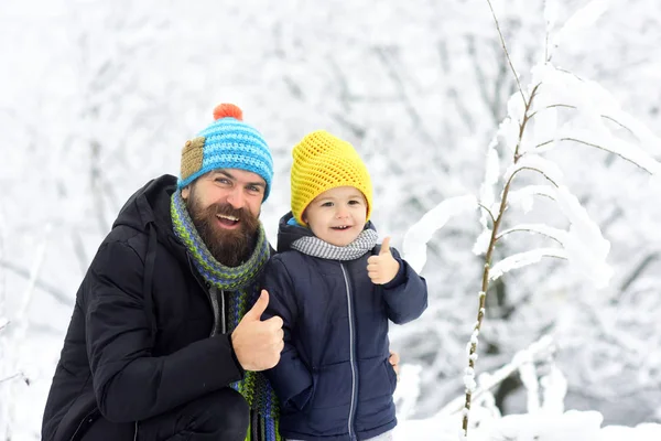 Οικογένεια Χειμώνα Πόδια Πατέρας Και Γιος Απολαύστε Χιόνι Δείχνει Τους — Φωτογραφία Αρχείου