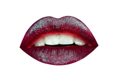 Baştan çıkarıcı kırmızı dudaklar ve beyaz dişler beyaz arka plan üzerinde izole. Kırmızı dudaklar genç kadın üzerinde parlak dudak parlatıcısı. Seksi profesyonel dudaklar için telafi. Kırmızı dudaklar kapatın. Açık ağız ve beyaz diş izole
