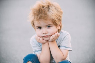 Çocuk portre, üzgün konsantre bebek. Derin karanlık güzel gözler. Çocuk, Bebek, insanlar, psikoloji, üzüntü, duygularını kavramları. Gebe çocuk düşünüyor ve kameraya benziyor. Yakışıklı ve zeki bir görünüm