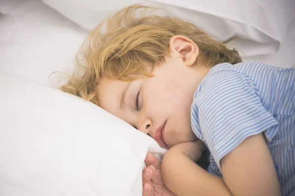 Sevimli Sarışın Çocuk Yastık Üzerinde Uyuyor Rahat Yatak Çocuklar Için — Stok fotoğraf