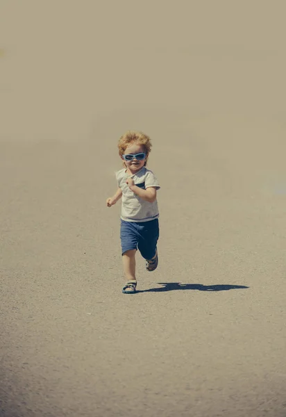 Bambino Corsa Tra Tanta Sabbia Gioioso Ragazzo Carino Nel Deserto — Foto Stock
