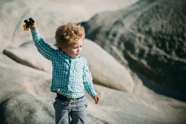 Niño Jugando Con Coche Juguete Mano Arriba Caminando Sobre Rocas — Foto de Stock